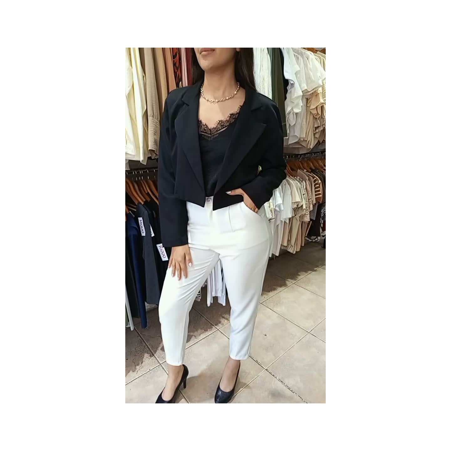 Pantalón sastrero clásico, musculosa lencera, blazer corto