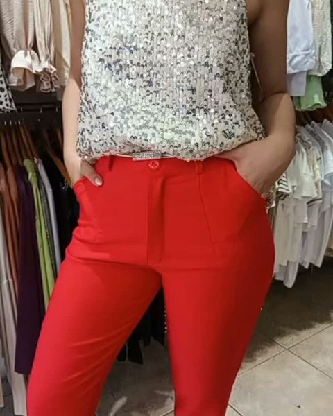 Musculosa lentejuelas, pantalón sastrero clásico