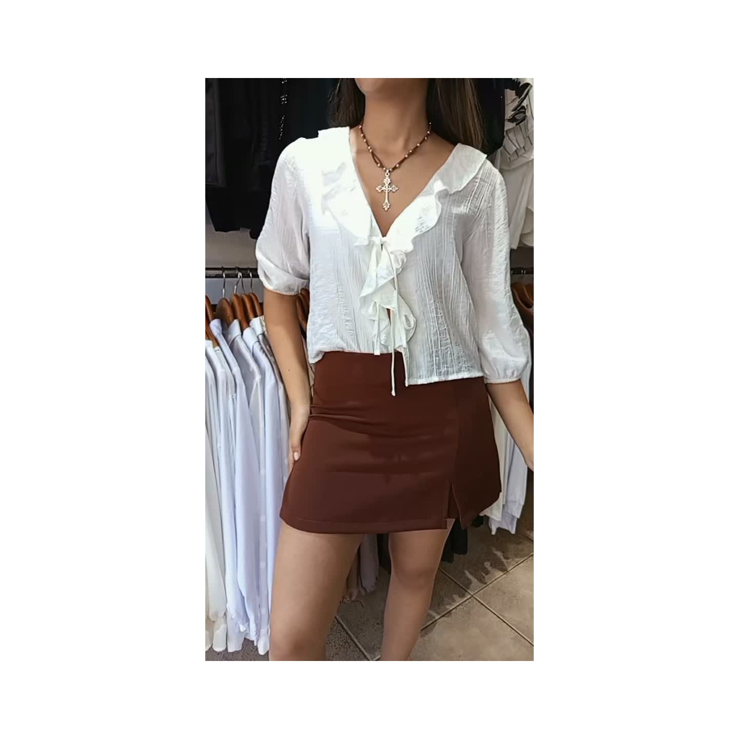 Shortpollera sastrero, blusa seda con vuelos