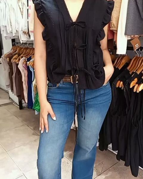 Jeans Oxford elastizado, blusa en crep con vuelitos y puntilla