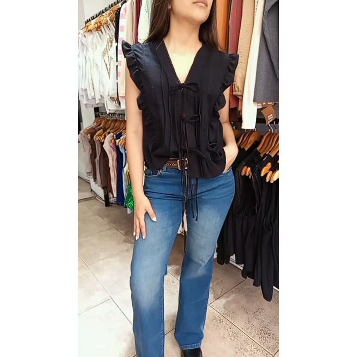 Jeans Oxford elastizado, blusa en crep con vuelitos y puntilla