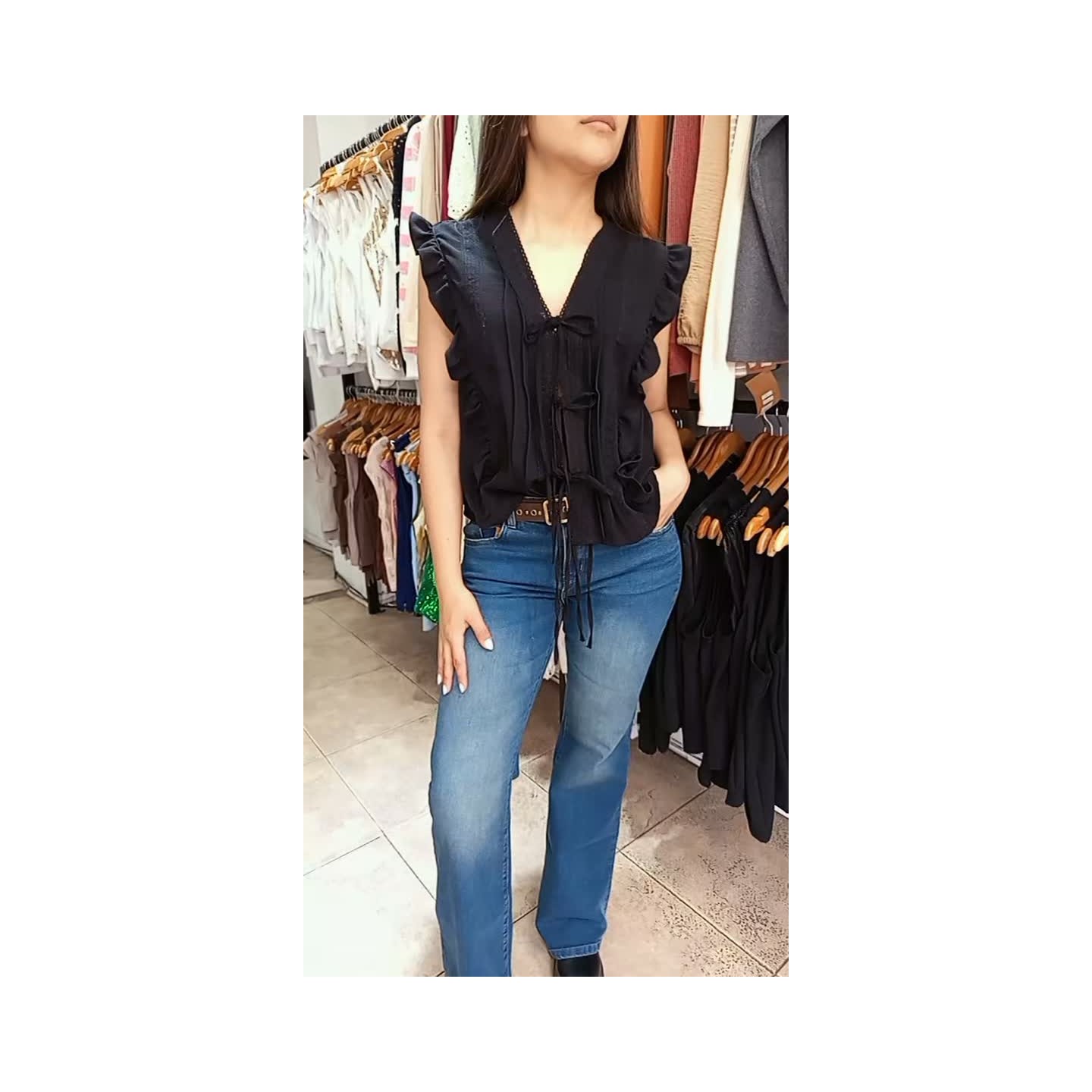 Jeans Oxford elastizado, blusa en crep con vuelitos y puntilla