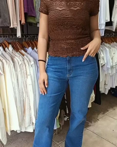 Remera encaje, jeans recto elastizado