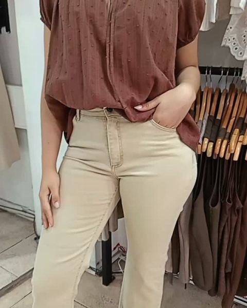 Pantalón gabardina elastizado desflecado, blusa en plumeti