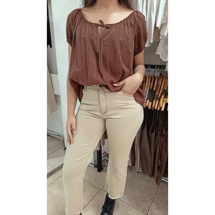 Pantalón gabardina elastizado desflecado, blusa en plumeti