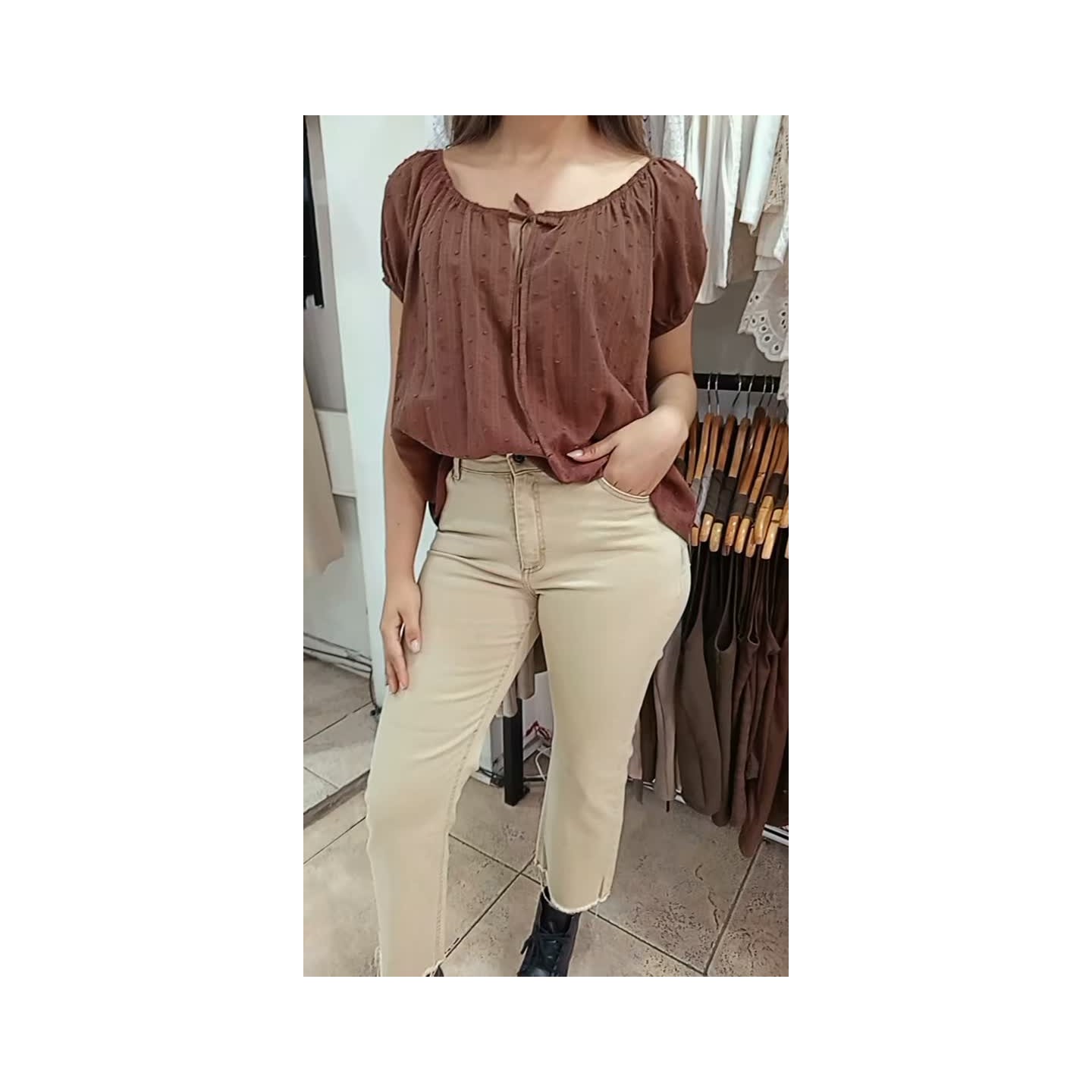 Pantalón gabardina elastizado desflecado, blusa en plumeti