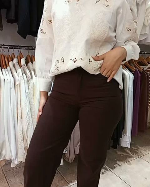 Pantalón gabardina wide leg chocolate, blusa rústica con broderie