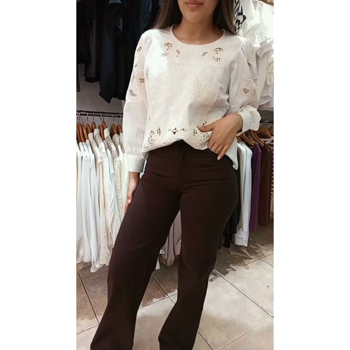 Pantalón gabardina wide leg chocolate, blusa rústica con broderie