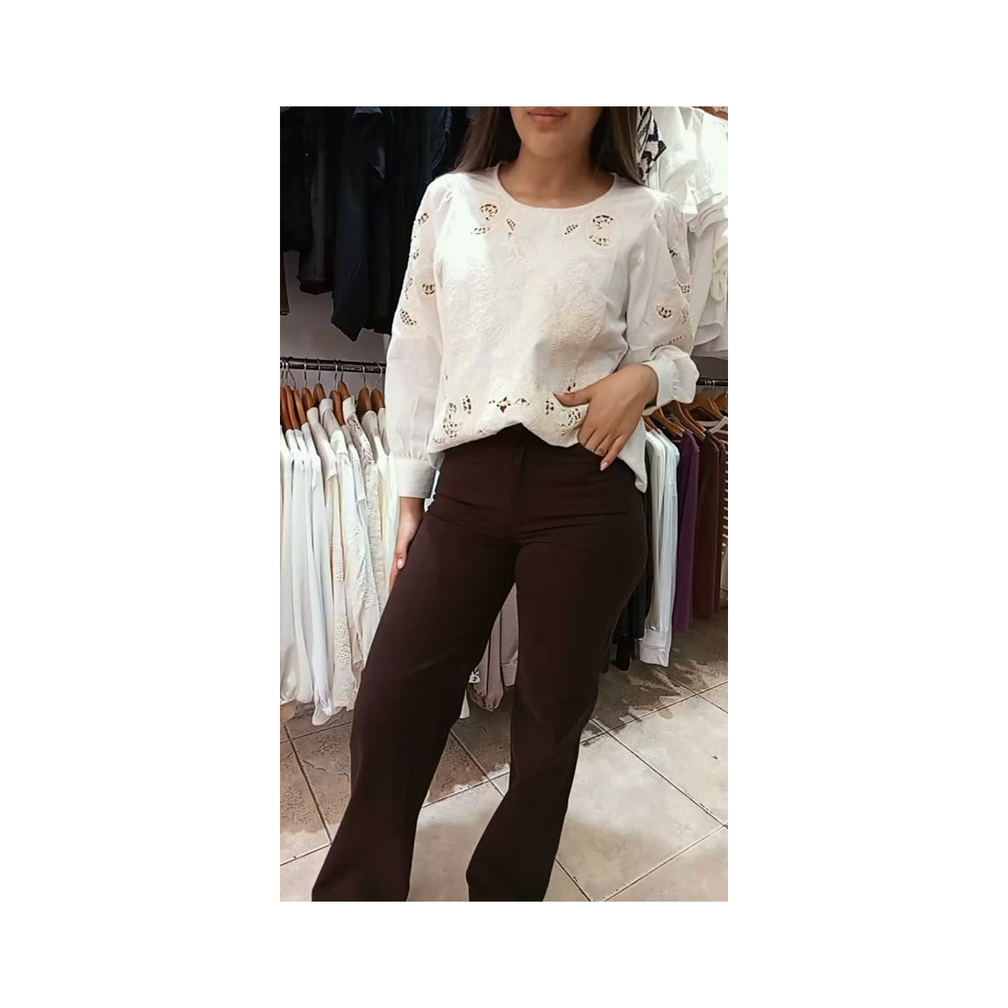 Pantalón gabardina wide leg chocolate, blusa rústica con broderie