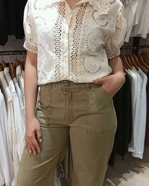 Pantalón gabardina rígida, camisa broderie