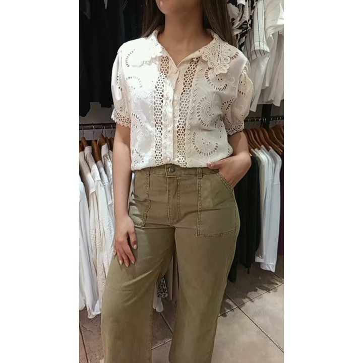 Pantalón gabardina rígida, camisa broderie