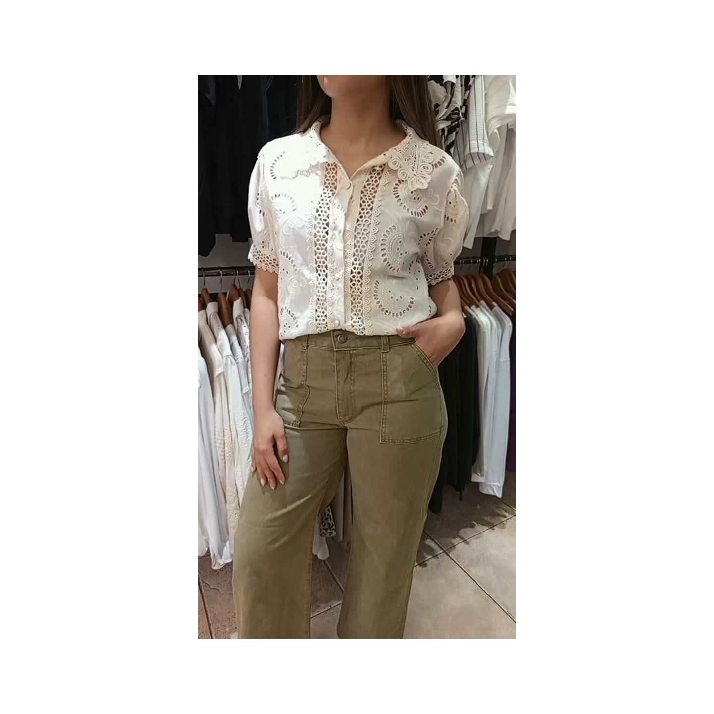 Pantalón gabardina rígida, camisa broderie