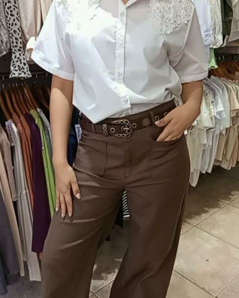 Camisa con puntilla y perlas, wide leg de gabardina elastizada