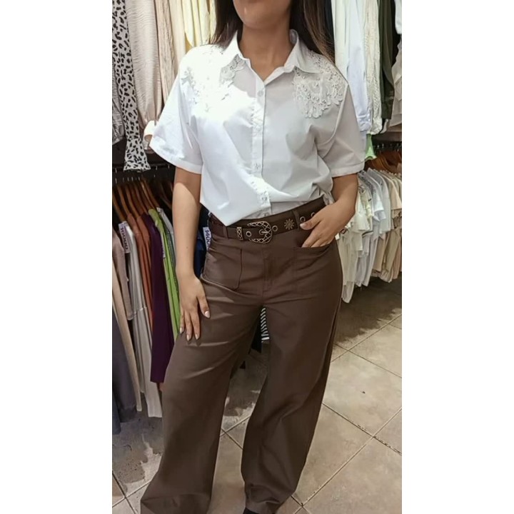 Camisa con puntilla y perlas, wide leg de gabardina elastizada
