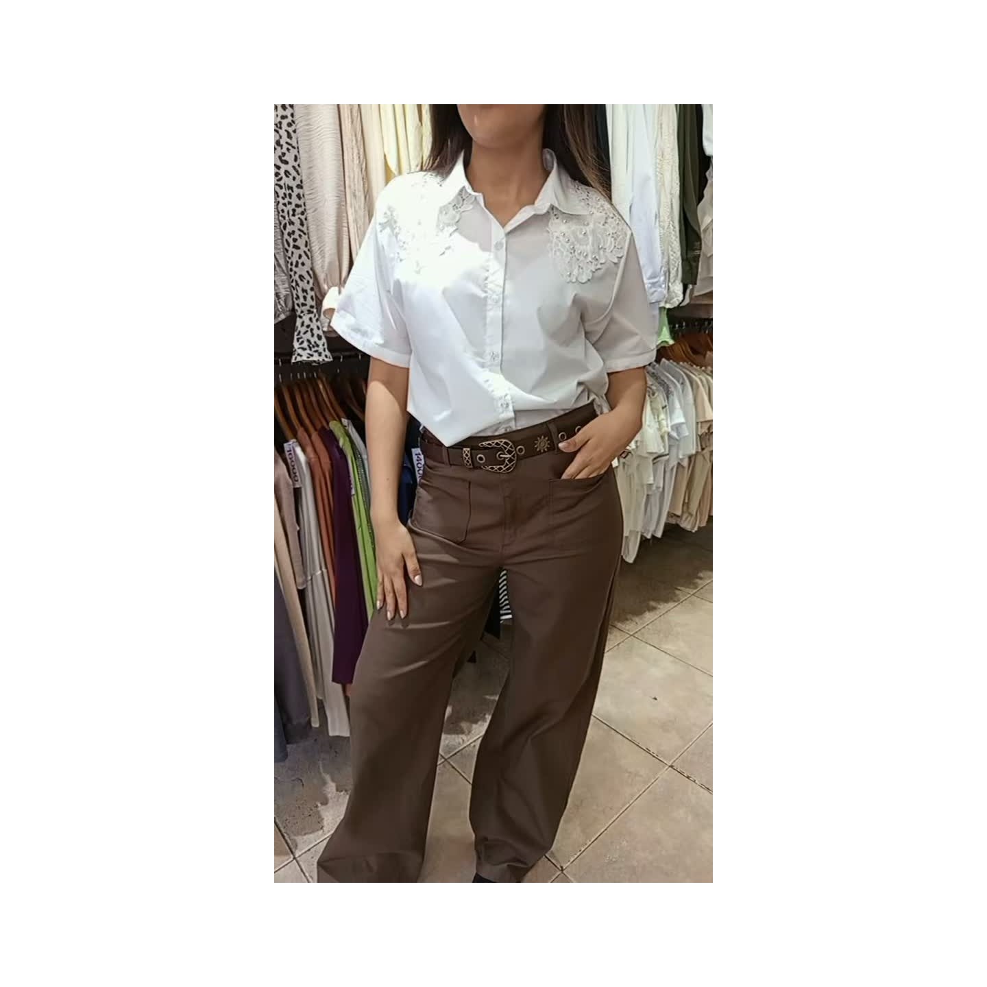 Camisa con puntilla y perlas, wide leg de gabardina elastizada