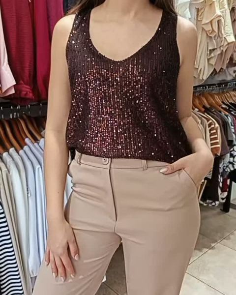 Musculosa de lentejuelas, pantalón sastrero