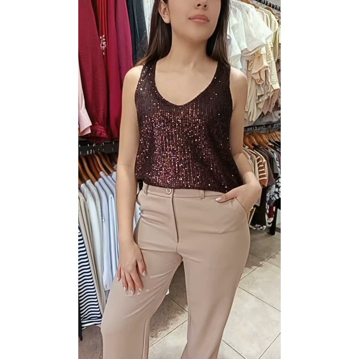 Musculosa de lentejuelas, pantalón sastrero
