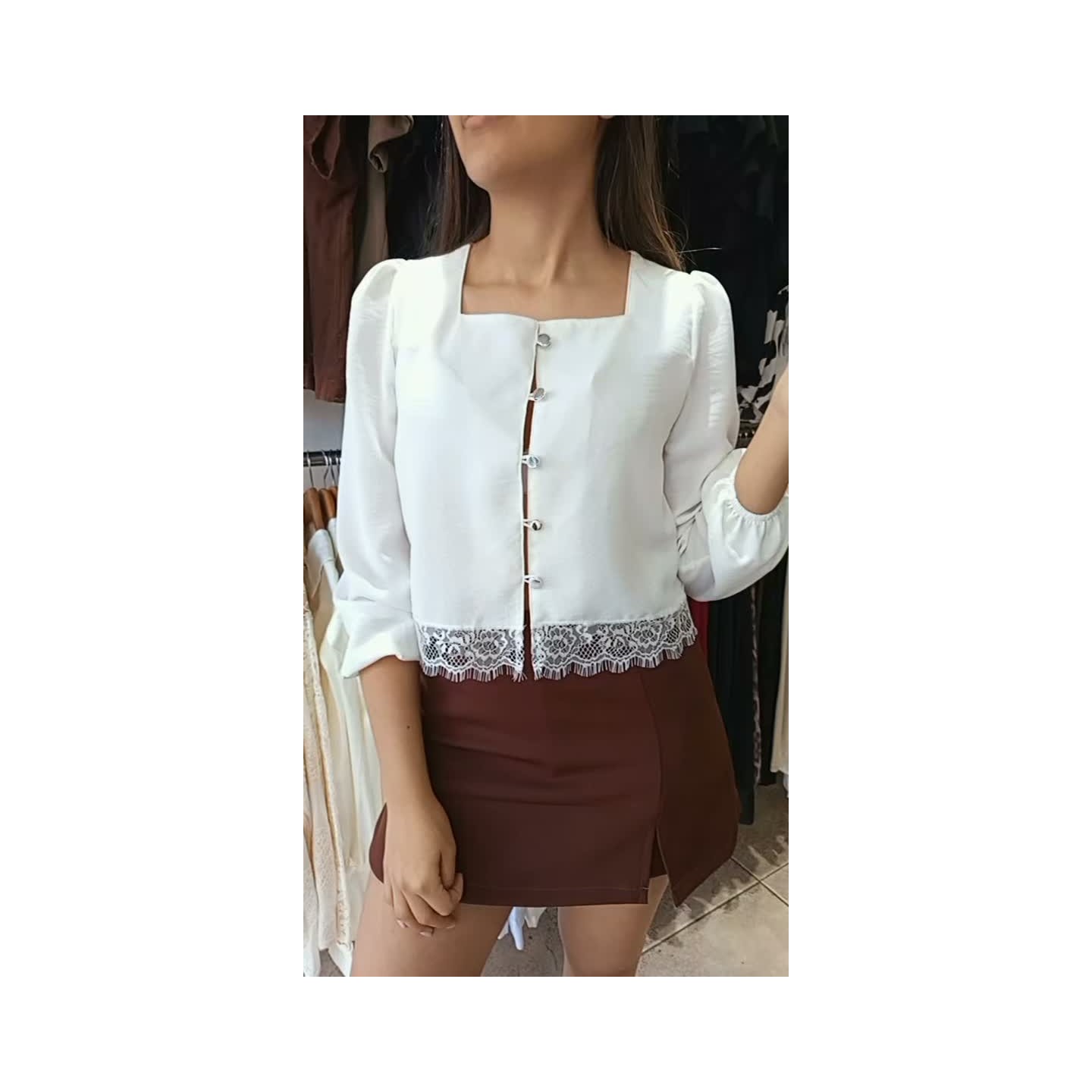 Blusa crep con puntilla, shortpollera sastrero
