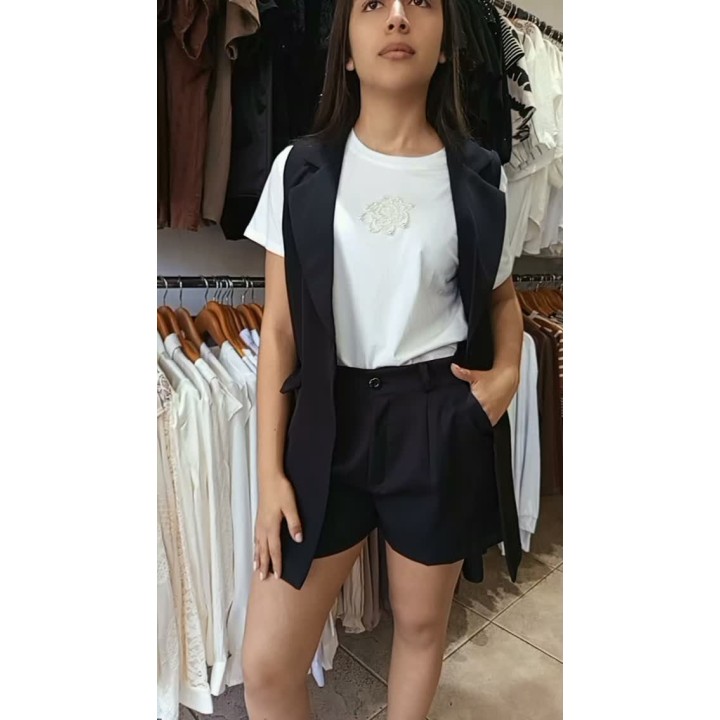 Short y chaleco sastrero, remera algodón peinado con detalle de flor en perlas