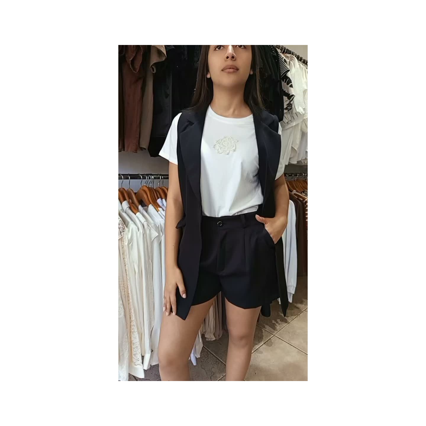 Short y chaleco sastrero, remera algodón peinado con detalle de flor en perlas