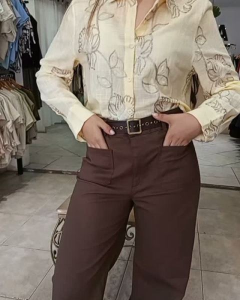 Camisa bordada, pantalón wide leg gabardina