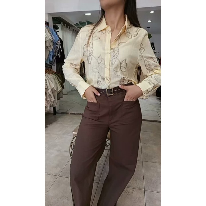 Camisa bordada, pantalón wide leg gabardina