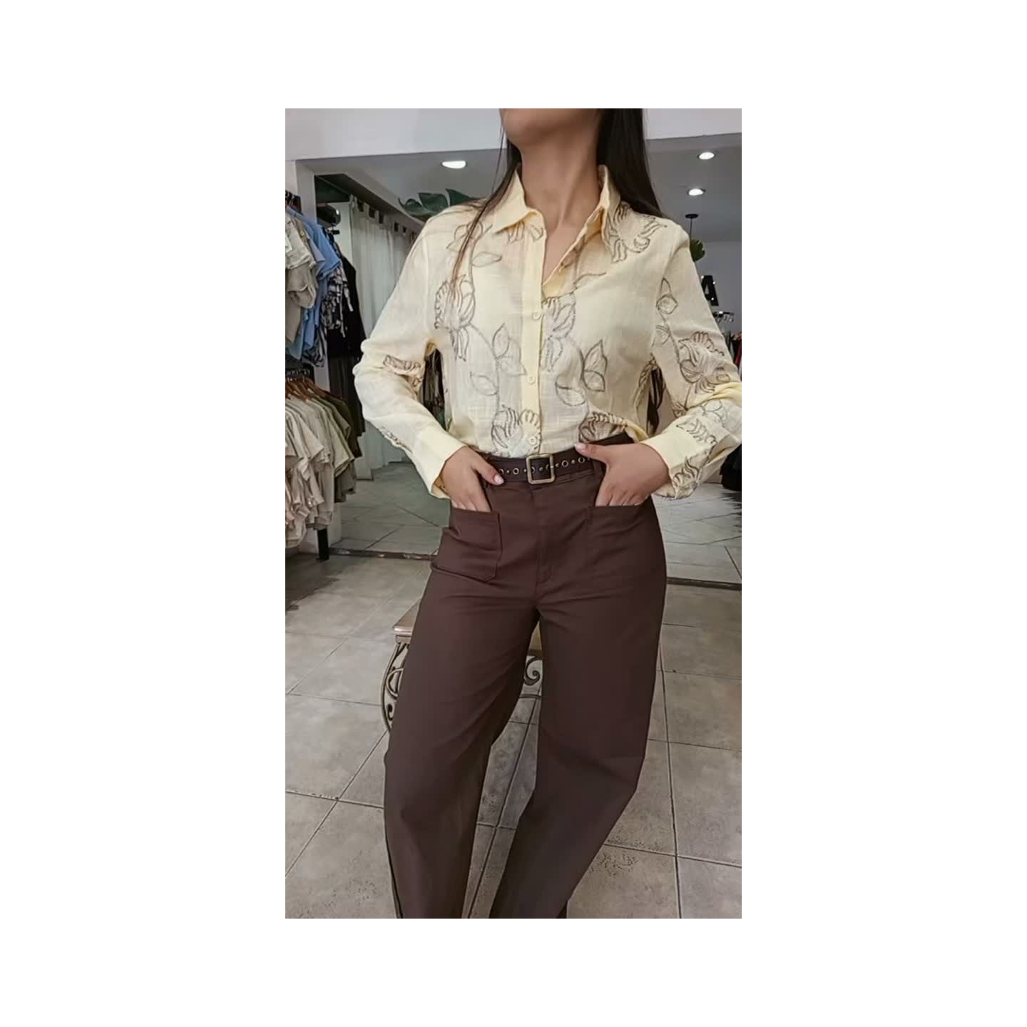 Camisa bordada, pantalón wide leg gabardina