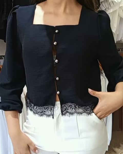 Blusa en crep con puntilla, pantalón sastrero