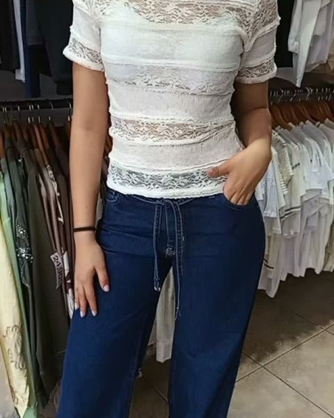 Remera en tul, jeans rígido wide leg con cinto