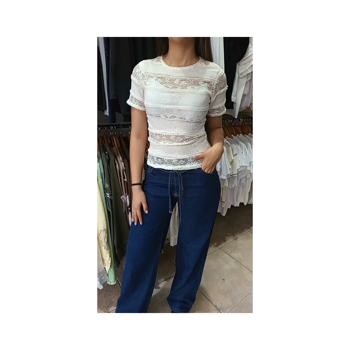 Remera en tul, jeans rígido wide leg con cinto