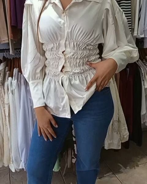 Camisa en satén con frunces y elástico, botones bijou, jeans recto