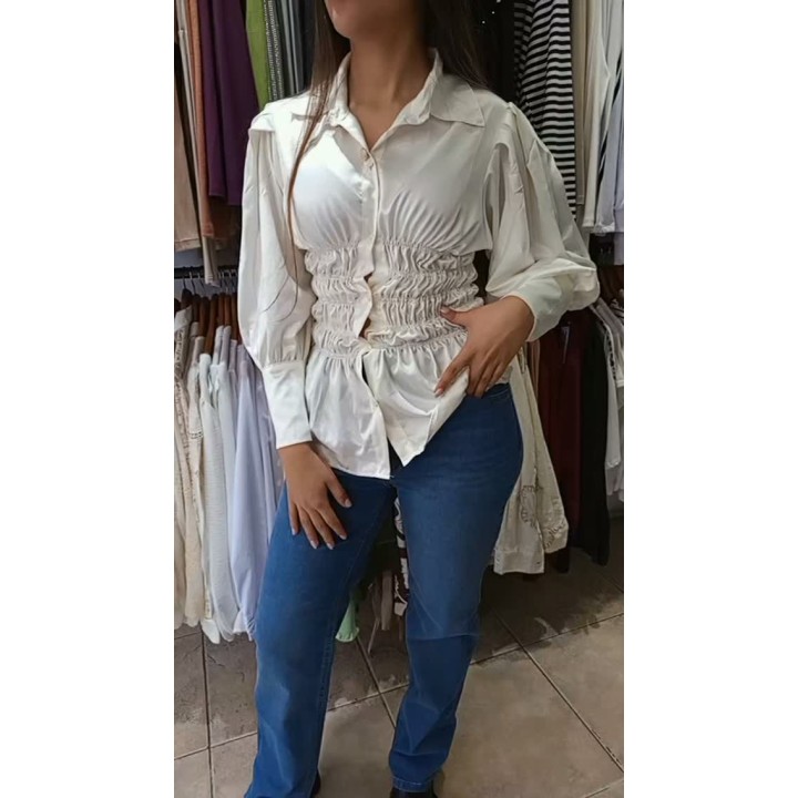 Camisa en satén con frunces y elástico, botones bijou, jeans recto