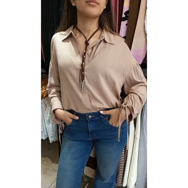 Camisa en lino con lazos en puño, jeans Oxford elastizado hasta talle 48