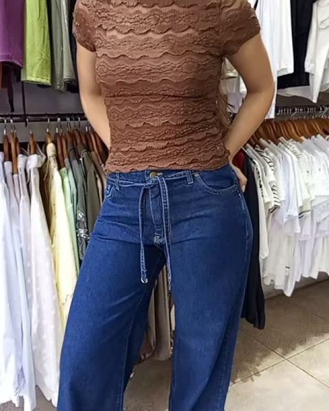 Jeans rígido wide leg con cinto, remera en encaje