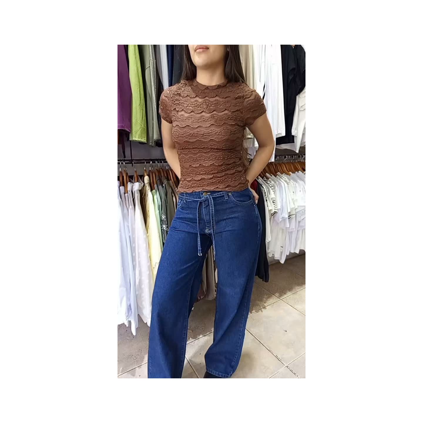 Jeans rígido wide leg con cinto, remera en encaje