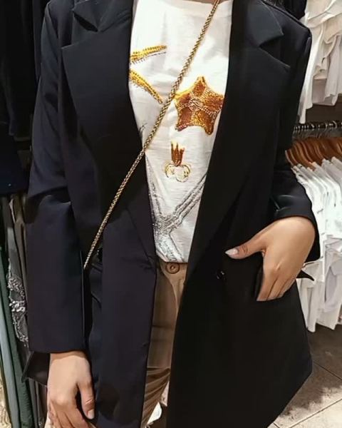 Remera algodón con brillos, pantalón sastrero clásico, blazer crep oversize