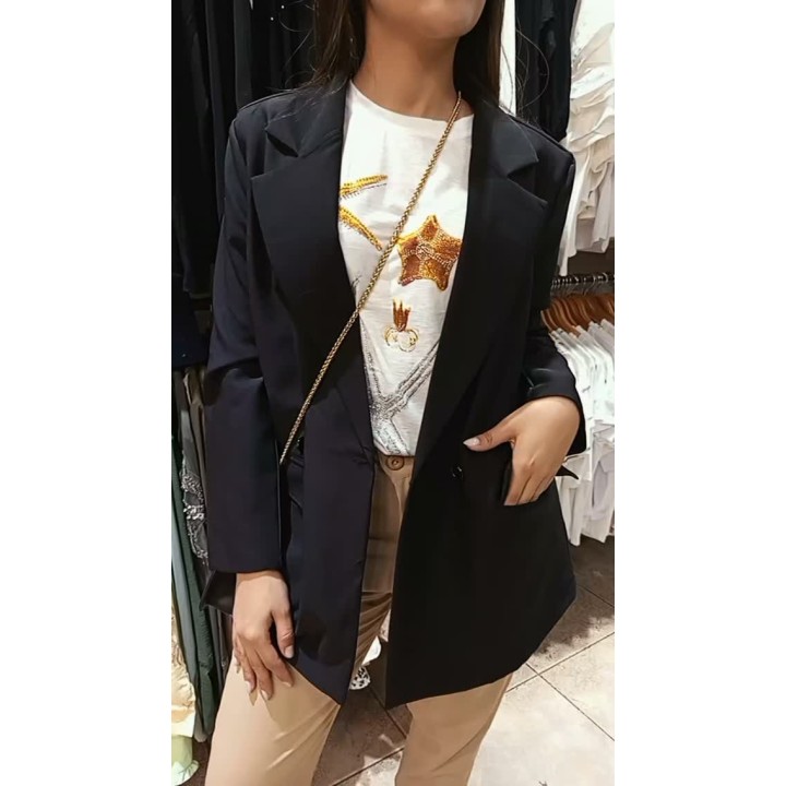 Remera algodón con brillos, pantalón sastrero clásico, blazer crep oversize