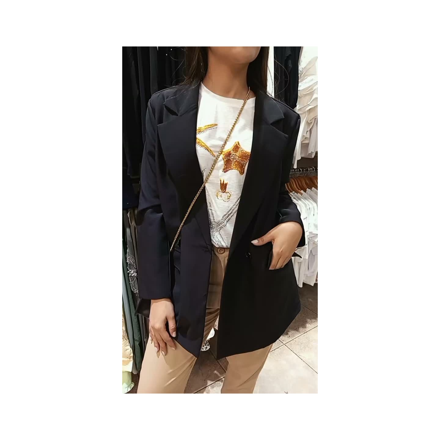 Remera algodón con brillos, pantalón sastrero clásico, blazer crep oversize