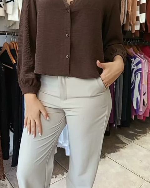 Blusa en crep con puntilla, pantalón wide leg sastrero
