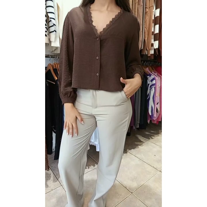 Blusa en crep con puntilla, pantalón wide leg sastrero