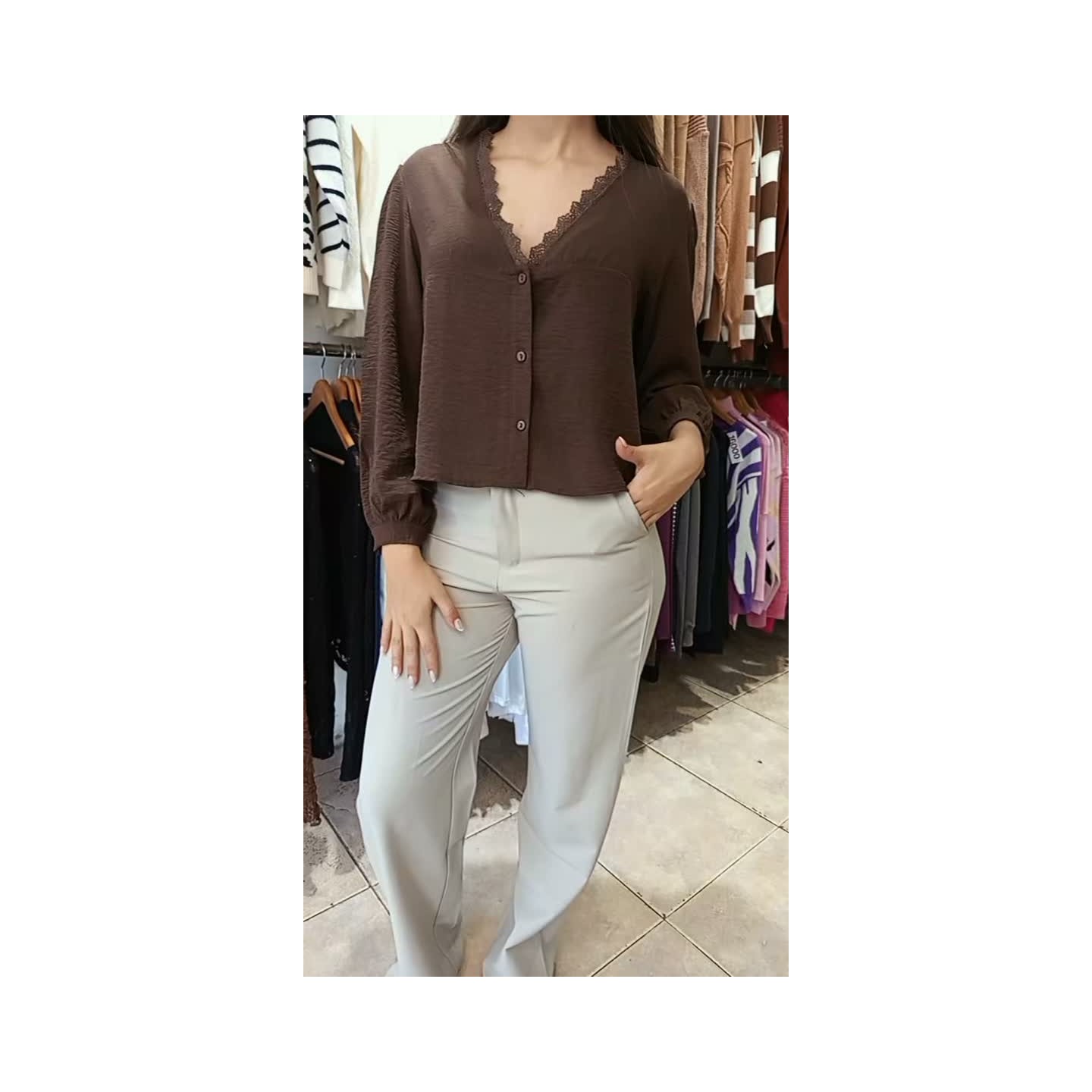 Blusa en crep con puntilla, pantalón wide leg sastrero