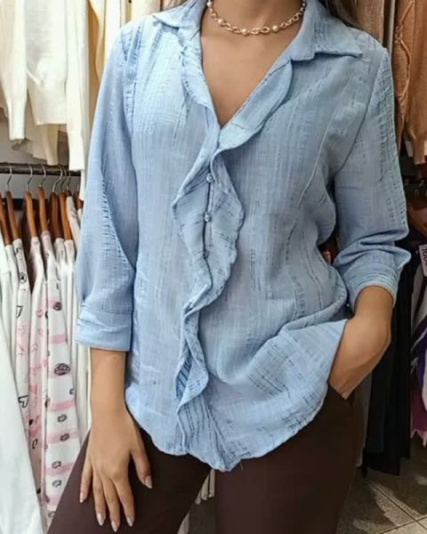 Camisa tela rústica con vuelos, pantalón sastrero choco