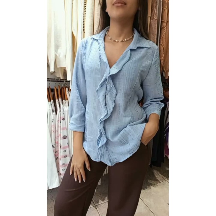 Camisa tela rústica con vuelos, pantalón sastrero choco