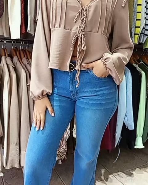 Blusa crep con alforzas, jeans elastizado