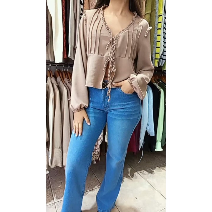 Blusa crep con alforzas, jeans elastizado