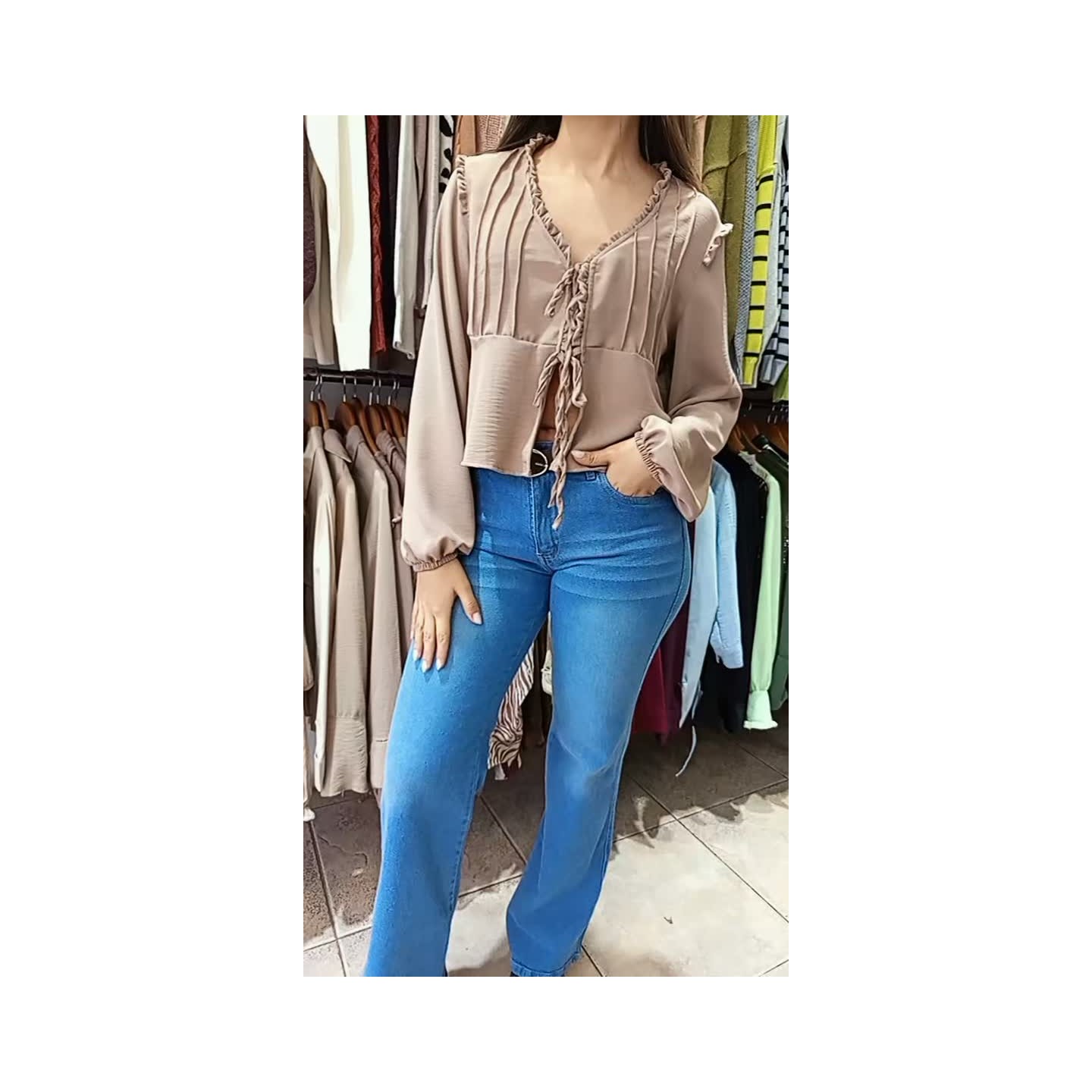 Blusa crep con alforzas, jeans elastizado